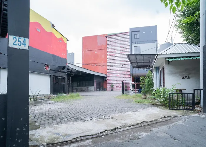 RedDoorz @ Tanjung Sari Surabaya Hotel